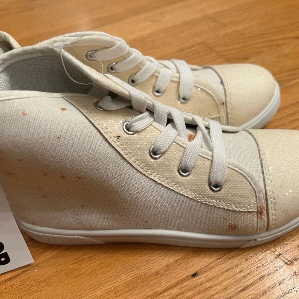 Stylish High-Top Sneakers - Picture 2 of 5